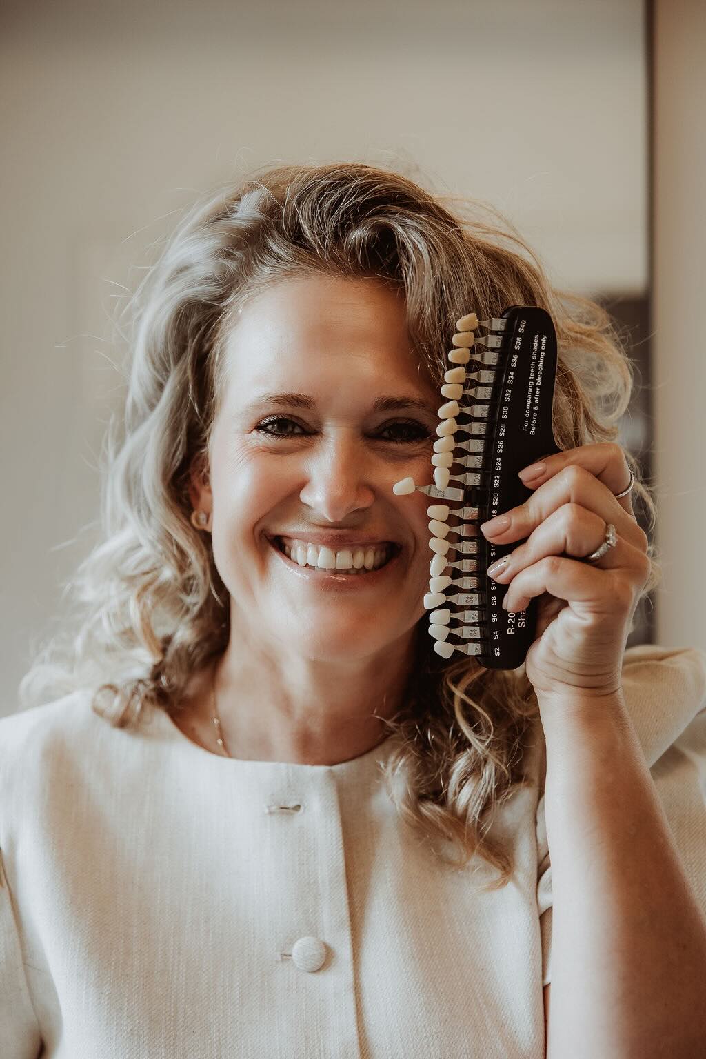Annemiek Verouden met een tandkleurenkaart voor DNTL bleaching