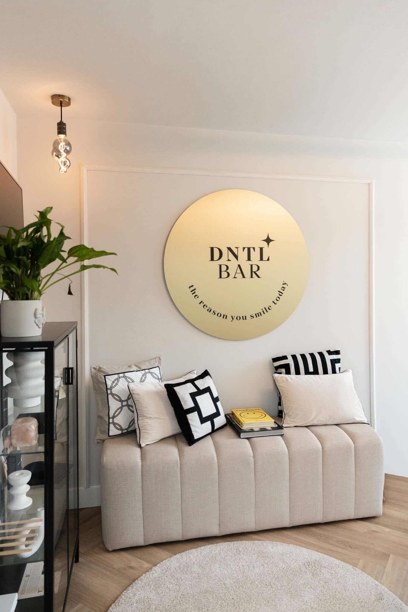 DNTLbar-logo aan de wand bij de ontvangst
