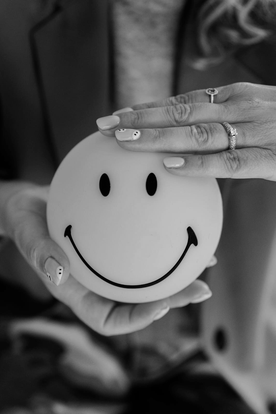 Smiley in handen bij DNTLbar - spray tanning en een natuurlijke glow